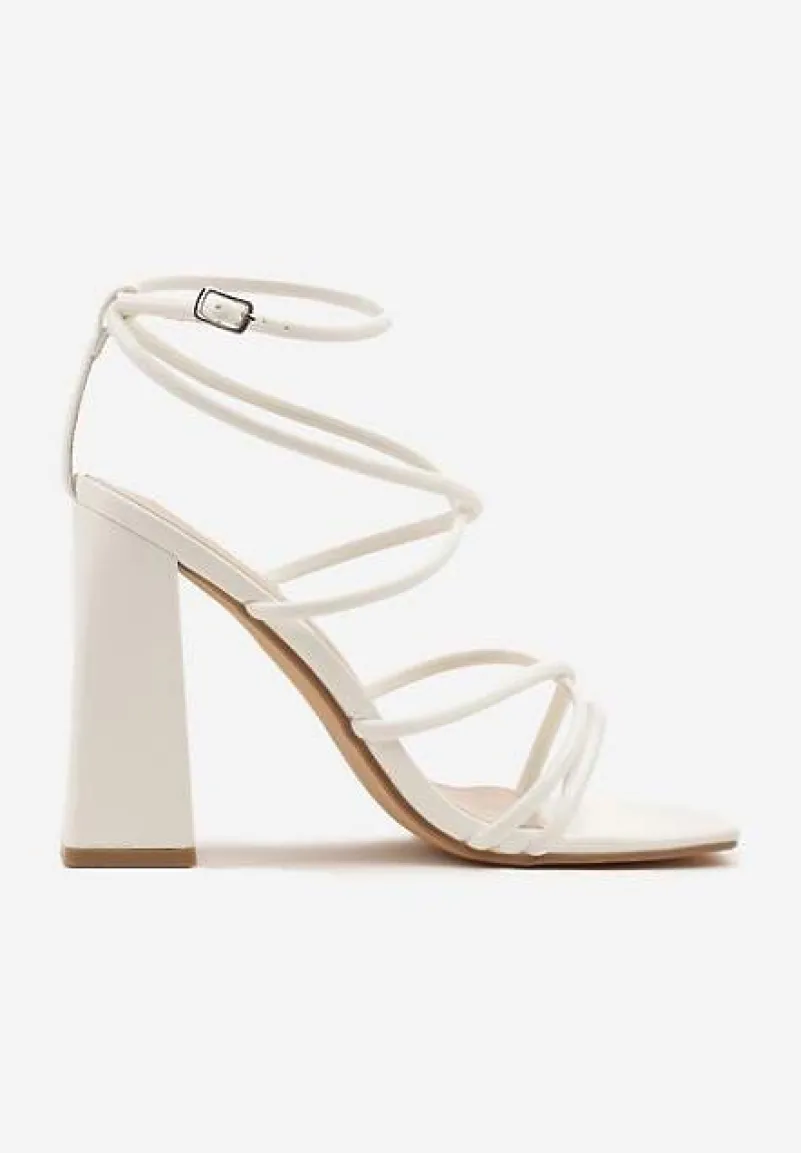 Białe Sandały na Słupku Ozdobione Kwadratowym Noskiem Nilusca