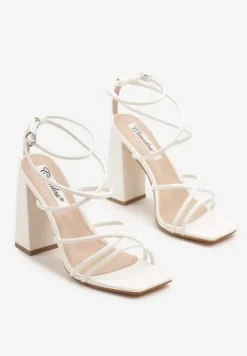 Białe Sandały na Słupku Ozdobione Kwadratowym Noskiem Nilusca