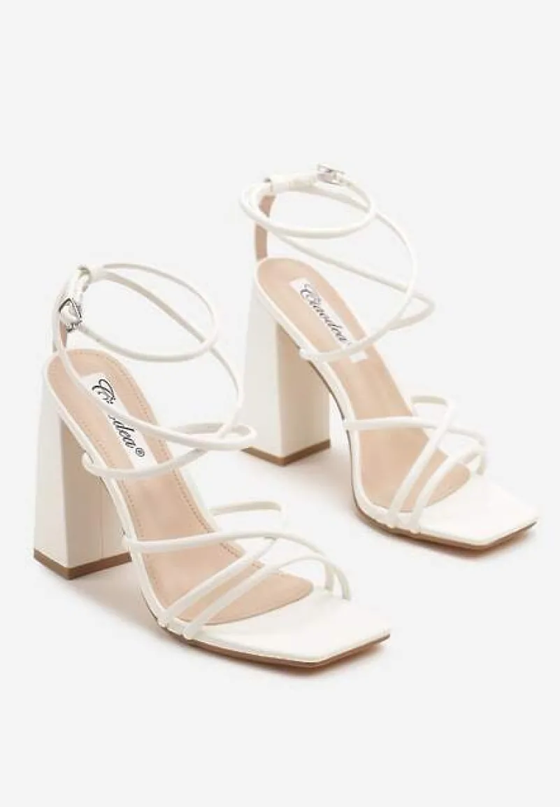 Białe Sandały na Słupku Ozdobione Kwadratowym Noskiem Nilusca