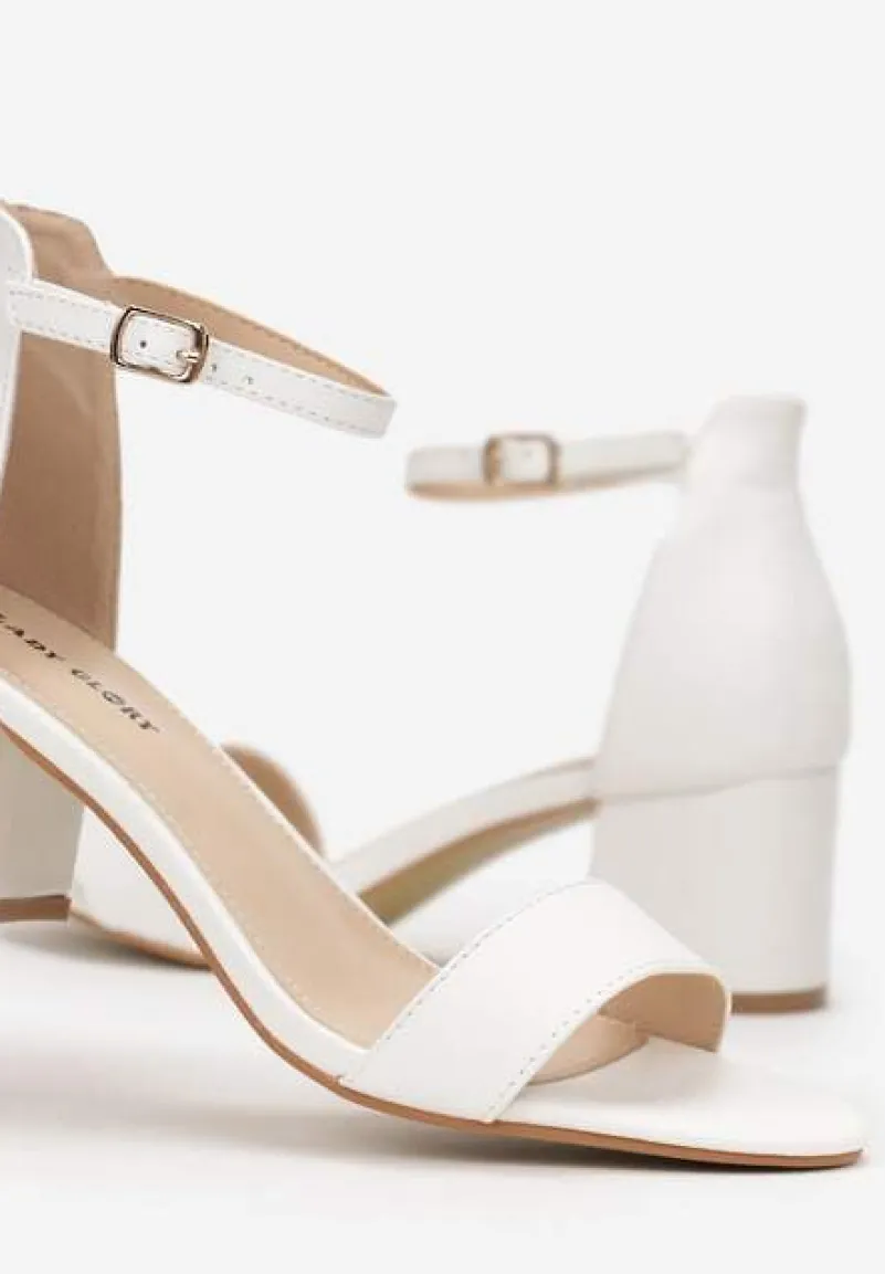 Białe Sandały na Słupku ze Sprzączką i Okrągłym Noskiem Hadas