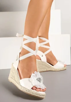 Białe Sandały Vices na Koturnie z Plecionką Ozdobione Cyrkoniami i Kwiatem 3D Eranira