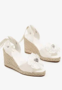 Białe Sandały Vices na Koturnie z Plecionką Ozdobione Cyrkoniami i Kwiatem 3D Eranira