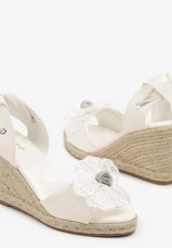 Białe Sandały Vices na Koturnie z Plecionką Ozdobione Cyrkoniami i Kwiatem 3D Eranira