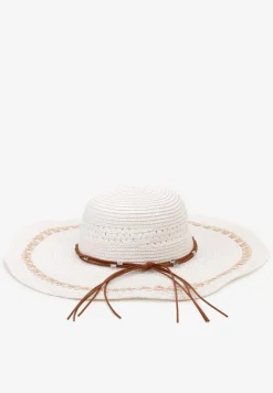 Biały Duży Kapelusz z Plecionki Naturalnej Udekorowany Wokół Rzemykami Aothiri