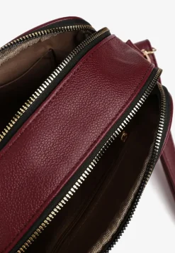 Bordowa Pikowana Torebka Typu Listonoszka z Ozdobną Metalową Aplikacją Virida