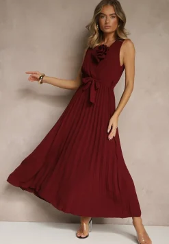 Bordowa Koktajlowa Sukienka Plisowana z Kwiatową Broszką Paskiem i Gumką w Talii Viknna