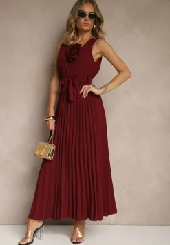 Bordowa Koktajlowa Sukienka Plisowana z Kwiatową Broszką Paskiem i Gumką w Talii Viknna