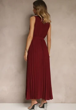 Bordowa Koktajlowa Sukienka Plisowana z Kwiatową Broszką Paskiem i Gumką w Talii Viknna