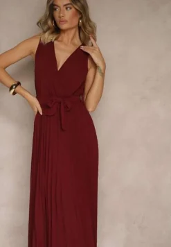 Bordowa Koktajlowa Sukienka Plisowana z Kwiatową Broszką Paskiem i Gumką w Talii Viknna