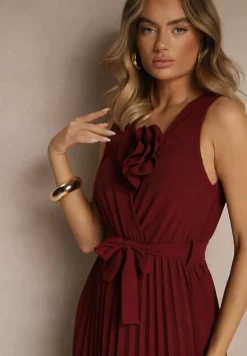 Bordowa Koktajlowa Sukienka Plisowana z Kwiatową Broszką Paskiem i Gumką w Talii Viknna