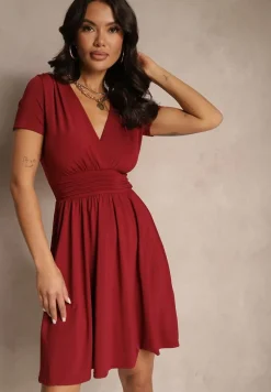 Bordowa Marszczona Sukienka z Wiskozą o Rozkloszowanym Kroju Kopertowym Adivlia