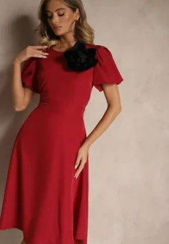 Bordowa Rozkloszowana Sukienka Vices Ozdobiona Odpinanym Kwiatem 3D Koleira