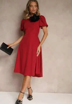 Bordowa Rozkloszowana Sukienka Vices Ozdobiona Odpinanym Kwiatem 3D Koleira