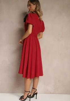 Bordowa Rozkloszowana Sukienka Vices Ozdobiona Odpinanym Kwiatem 3D Koleira