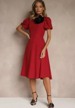 Bordowa Rozkloszowana Sukienka Vices Ozdobiona Odpinanym Kwiatem 3D Koleira