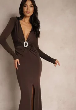Brązowa Sukienka Koktajlowa z Metaliczną Ozdobą i Marszczeniem Emivirama