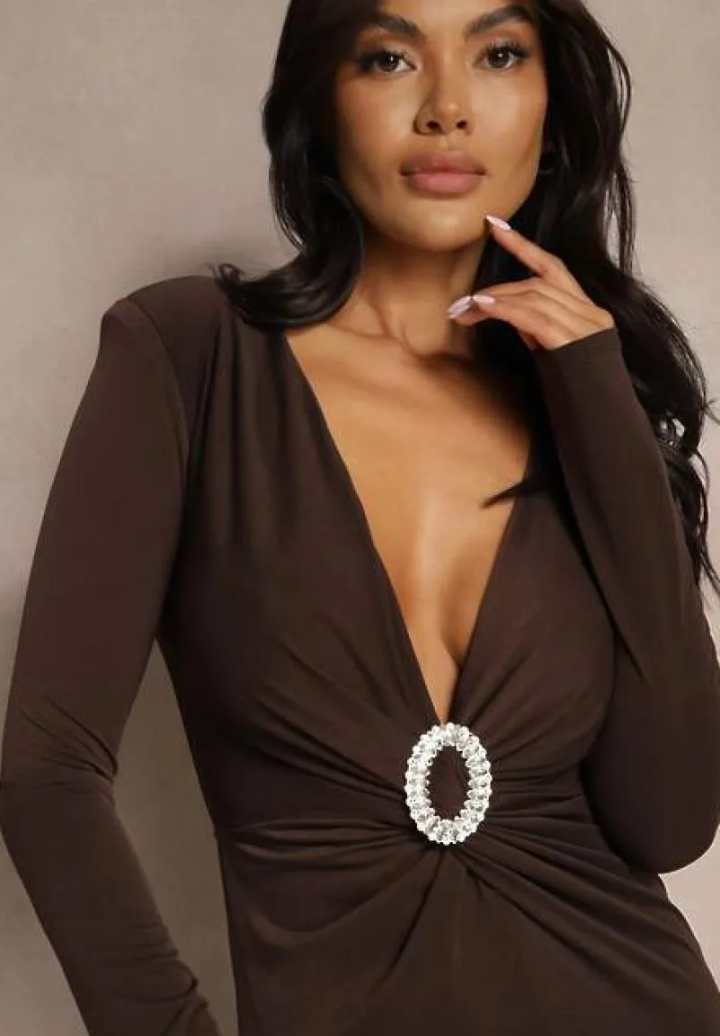 Brązowa Sukienka Koktajlowa z Metaliczną Ozdobą i Marszczeniem Emivirama