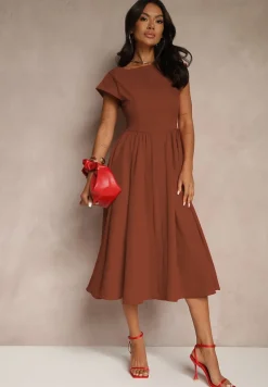 Brązowa Sukienka Vices o Rozkloszowanym Kroju z Dekoltem w Kształcie Łódki Milioria