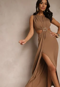Brązowa Sukienka z Wiskozą Metalową Ozdobą i Wycięciami po Bokach Odivane