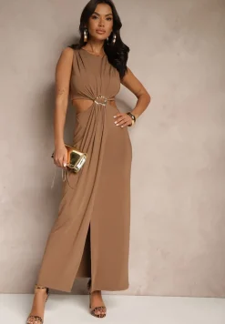 Brązowa Sukienka z Wiskozą Metalową Ozdobą i Wycięciami po Bokach Odivane