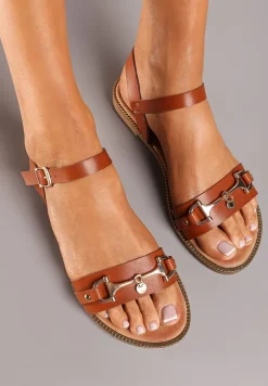 Brązowe Sandały na Płaskiej Podeszwie Ozdobione Metaliczną Sprzączką Rivanese