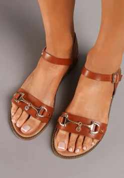 Brązowe Sandały na Płaskiej Podeszwie Ozdobione Metaliczną Sprzączką Rivanese