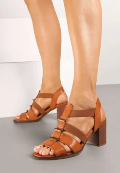 Brązowe Sandały na Słupku Ozdobione Metalicznymi Wstawkami Dolivella