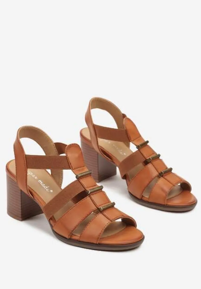 Brązowe Sandały na Słupku Ozdobione Metalicznymi Wstawkami Dolivella