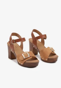 Brązowe Sandały na Słupku w Drewnianym Stylu z Ozdobną Klamrą Tinanaya