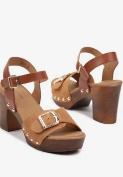 Brązowe Sandały na Słupku w Drewnianym Stylu z Ozdobną Klamrą Tinanaya