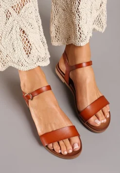 Brązowe Sandały z Imitacji Skóry na Płaskiej Podeszwie Zapinane przy Kostce Millia