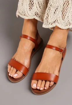 Brązowe Sandały z Imitacji Skóry na Płaskiej Podeszwie Zapinane przy Kostce Millia