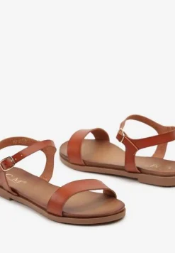 Brązowe Sandały z Imitacji Skóry na Płaskiej Podeszwie Zapinane przy Kostce Millia