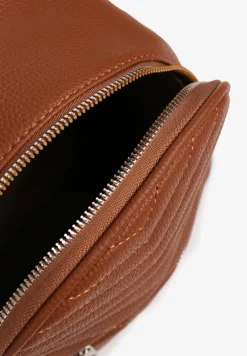 Brązowy Plecak z Pikowanymi Przeszyciami i Dodatkową Kieszenią z Regulowanymi Szelkami Ravindraea