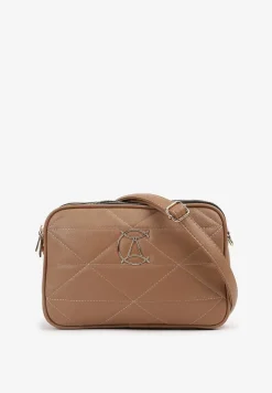 Ciemnobeżowa Mała Torebka Typu Listonoszka Ozdobiona Metalową Aplikacją z Regulowanym Paskiem Everenna