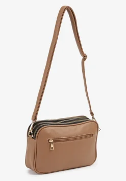 Ciemnobeżowa Mała Torebka Typu Listonoszka Ozdobiona Metalową Aplikacją z Regulowanym Paskiem Everenna