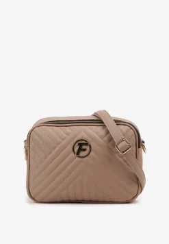 Ciemnobeżowa Pikowana Torebka Typu Listonoszka z Ozdobną Metalową Aplikacją Virida