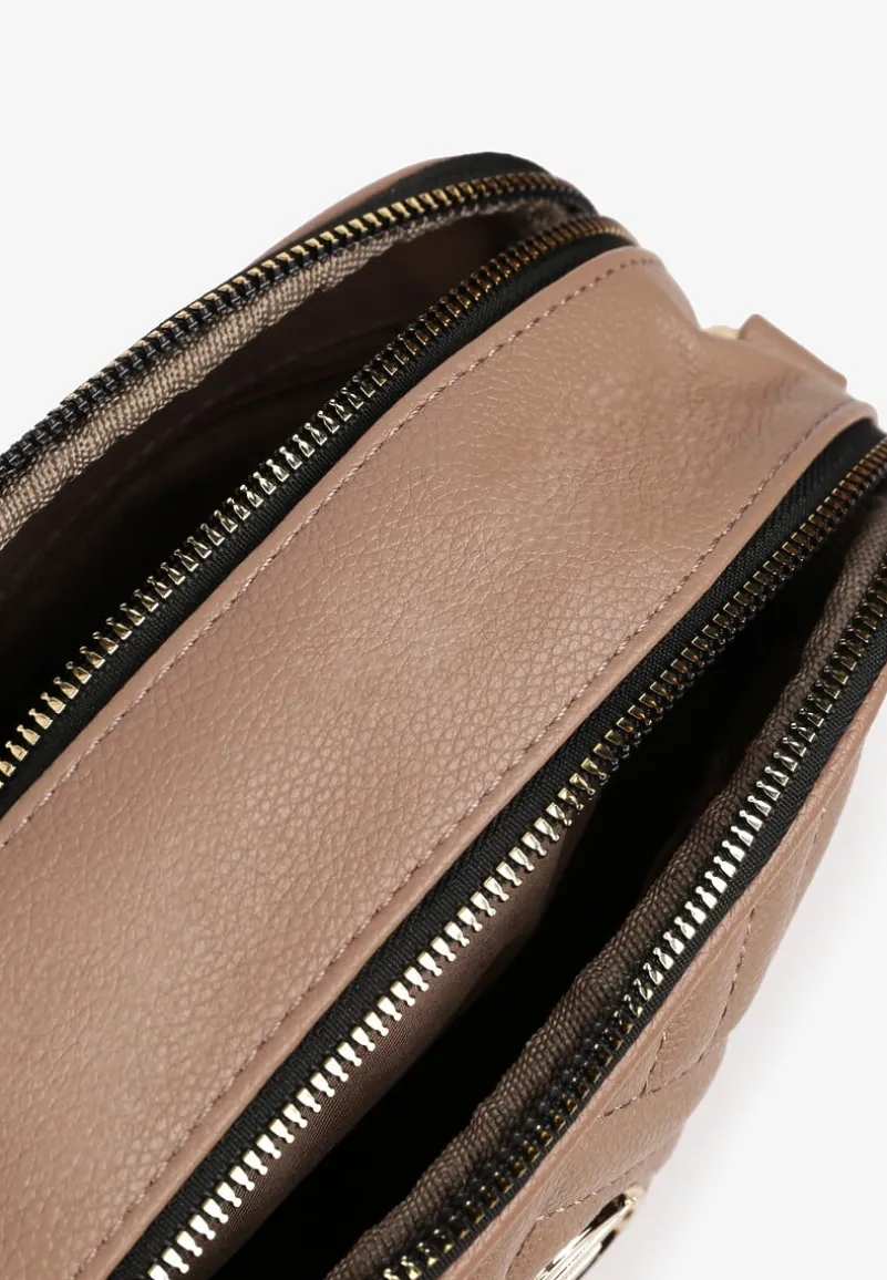 Ciemnobeżowa Pikowana Torebka Typu Listonoszka z Ozdobną Metalową Aplikacją Virida