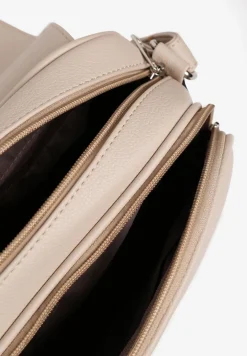 Ciemnobeżowa Torebka w Stylu Listonoszki Ozdobiona Klapą Helluria
