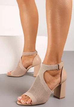Ciemnobeżowe Sandały na Słupku z Ażurowym Zdobieniem z Zapięciem przy Kostce Qutima