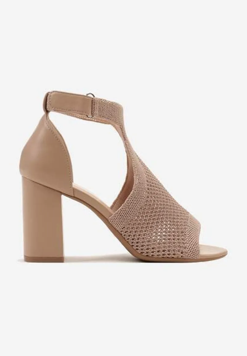 Ciemnobeżowe Sandały na Słupku z Ażurowym Zdobieniem z Zapięciem przy Kostce Qutima