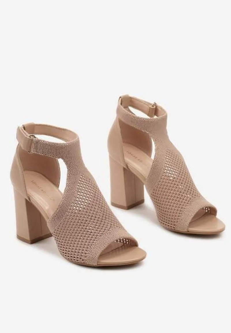 Ciemnobeżowe Sandały na Słupku z Ażurowym Zdobieniem z Zapięciem przy Kostce Qutima