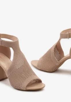 Ciemnobeżowe Sandały na Słupku z Ażurowym Zdobieniem z Zapięciem przy Kostce Qutima