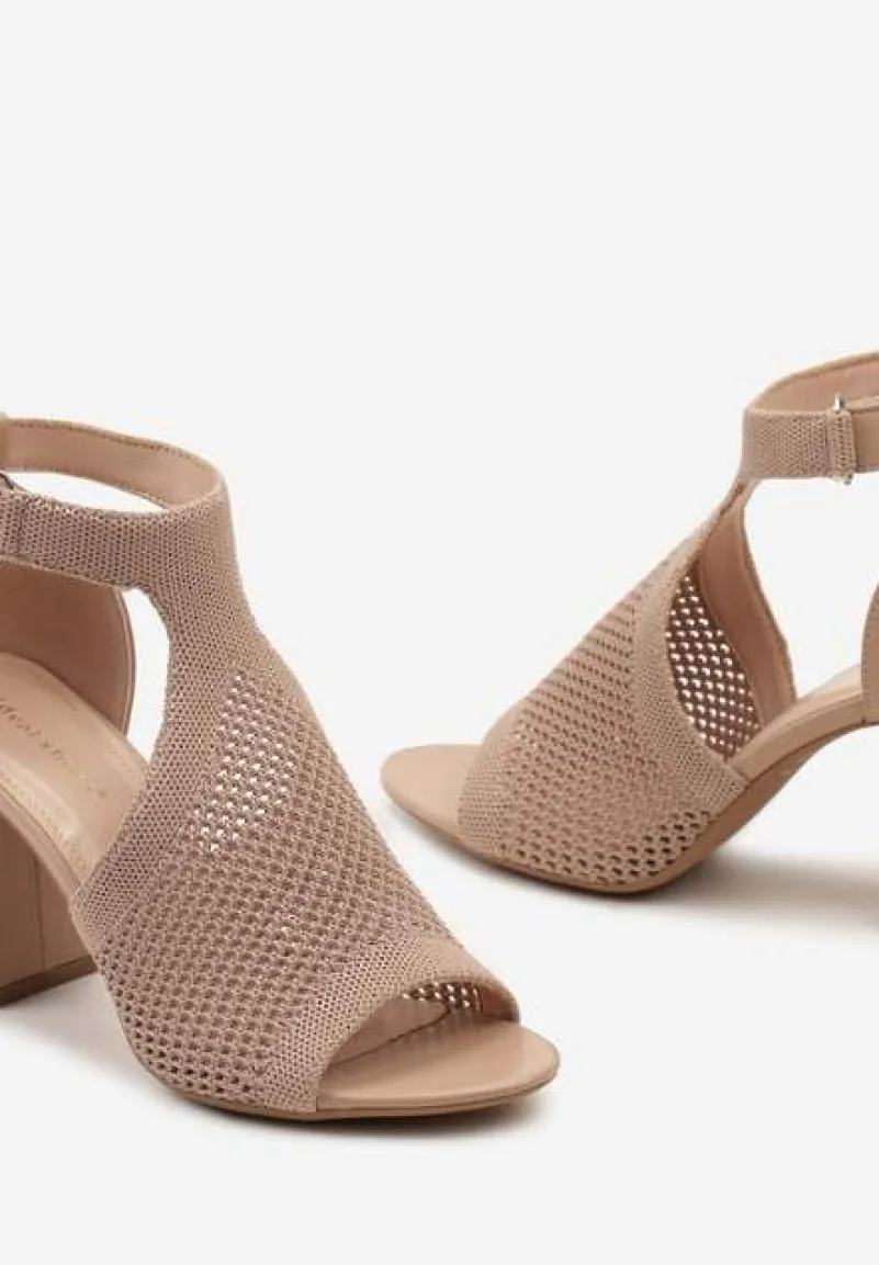 Ciemnobeżowe Sandały na Słupku z Ażurowym Zdobieniem z Zapięciem przy Kostce Qutima