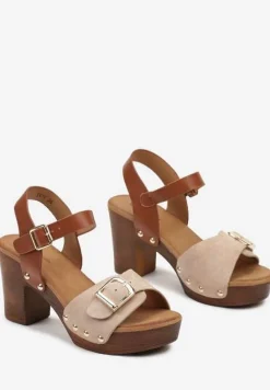 Ciemnobeżowe Sandały na Słupku w Drewnianym Stylu z Ozdobną Klamrą Tinanaya