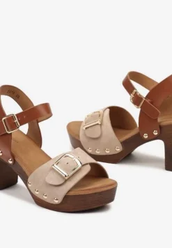 Ciemnobeżowe Sandały na Słupku w Drewnianym Stylu z Ozdobną Klamrą Tinanaya