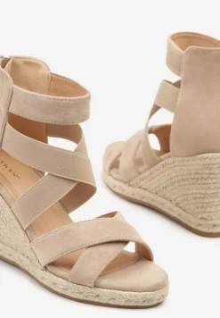 Ciemnobeżowe Sandały Vices na Koturnie Ozdobionym Plecionką Adisiel