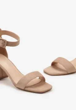 Ciemnobeżowe Sandały Vices z Kwadratowym Noskiem na Obcasie Zapinane przy Kostce Rhiania