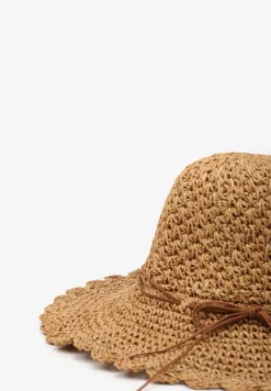 Ciemnobeżowy Casualowy Kapelusz z Dekoracyjnym Rondem i Rzemykiem Kiati