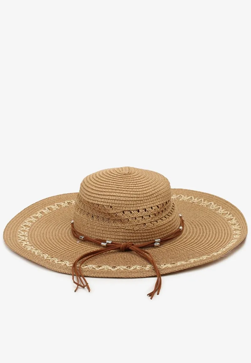 Ciemnobeżowy Duży Kapelusz z Plecionki Naturalnej Udekorowany Wokół Rzemykami Aothiri